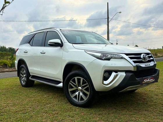 TOYOTA HILUX SW4 2.8 SRX 4X4 7 LUGARES 16V TURBO INTERCOOLER DIESEL 4P AUTOMÁTICO